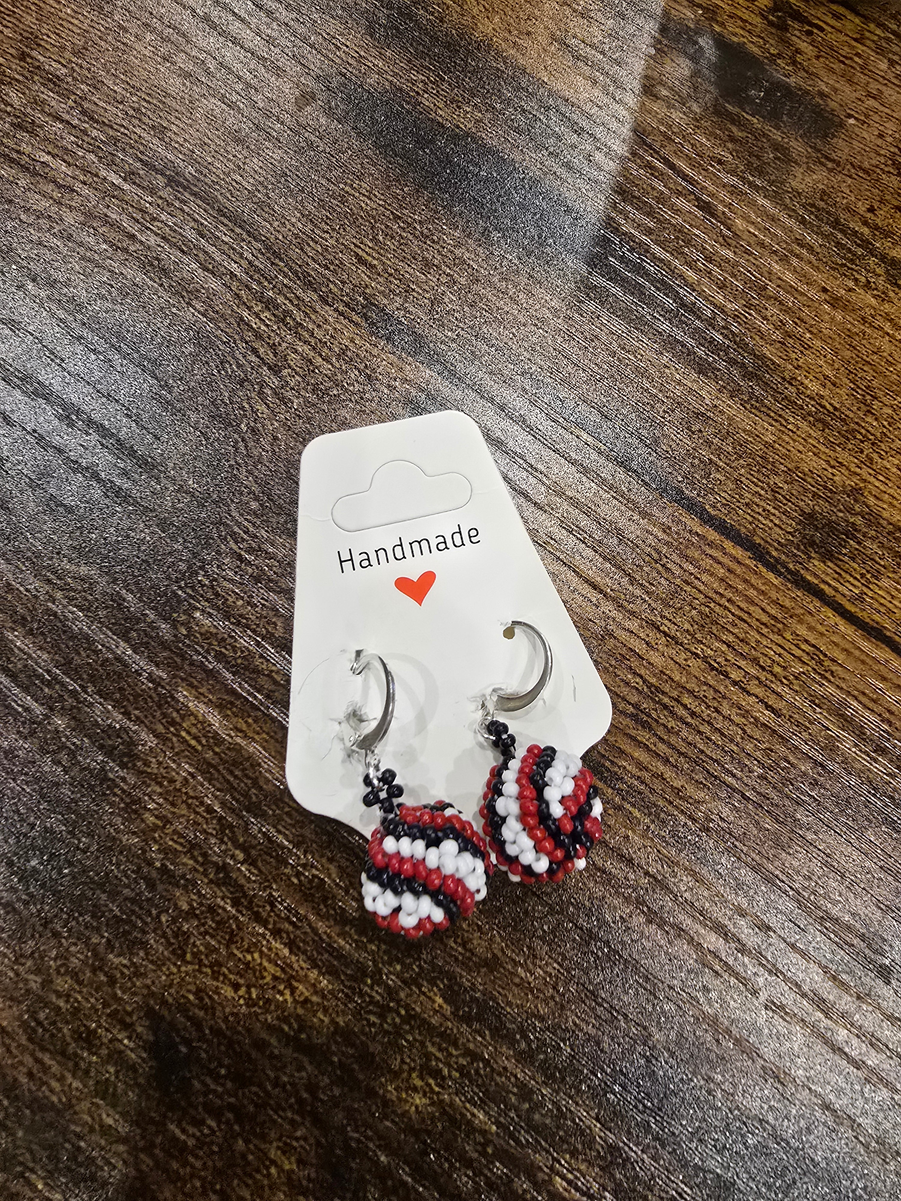 Handgefertigte Perlenohrringe